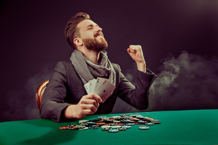 Dealer Live Sic Bo di studio platform club judi dengan dadu dan cangkir yang terlihat jelas